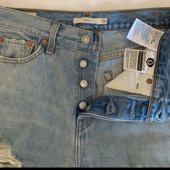 Levi’s Wedgie Fit Distressed Denim - Picture 3 of 3